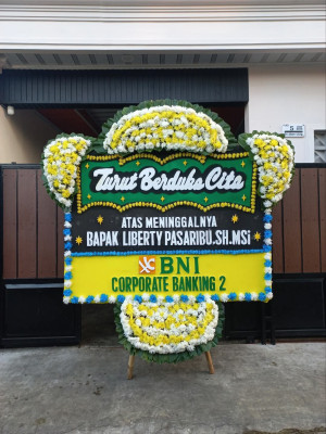 Papan Bunga Duka di Simpang Dua