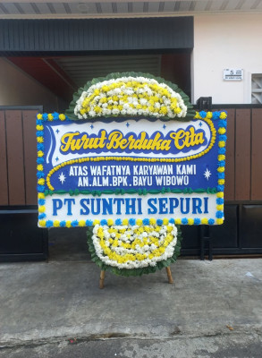 Papan Bunga Duka di Simpang Dua
