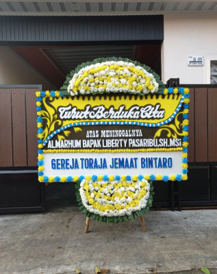 Papan Bunga Duka di Simpang Dua