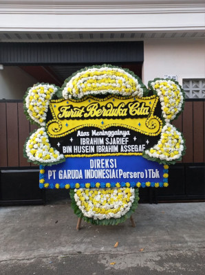 Papan Bunga Duka di Simpang Dua