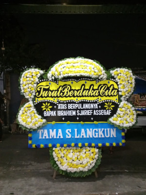 Papan Bunga Duka di Simpang Dua