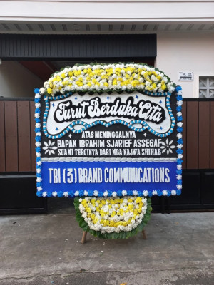 Papan Bunga Duka di Simpang Dua